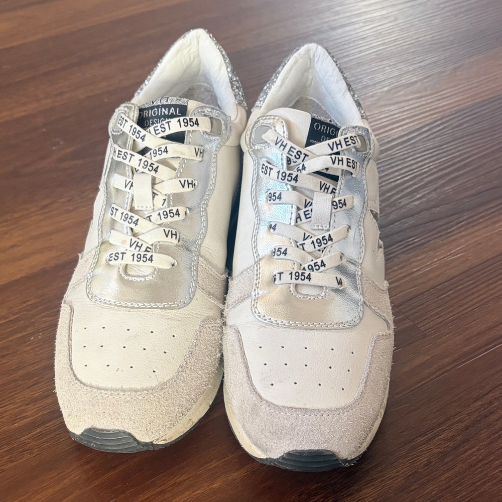 Vintage Haviana sneakers with sparkles on back on back of heel.